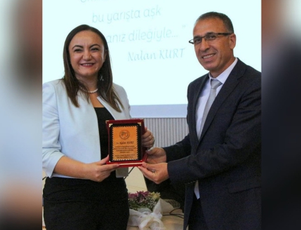 Nalan KURT 'un Ödülleri. Kilis 7 Aralık Üniversitesi’nin Düzenlemiş Olduğu Panel Sonrası Plaket Verildi